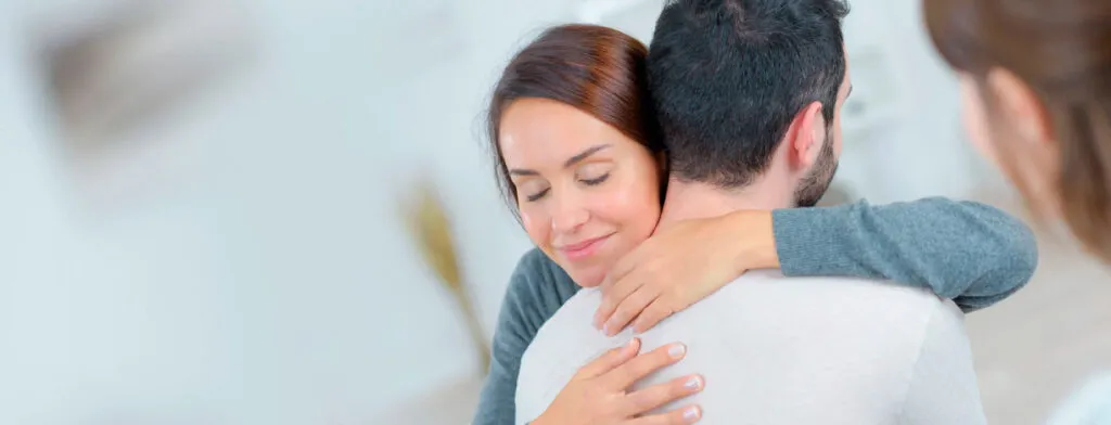 mãe apoiando filho na internação voluntária em uma clínica de reabilitação